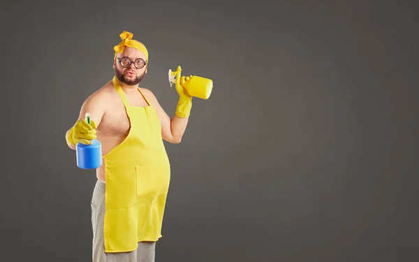Hombre gordo divertido de la limpieza en un delantal . — Foto de Stock