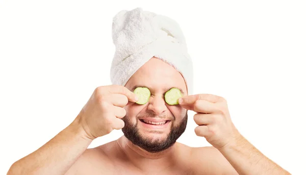 Un hombre gracioso con una máscara en un salón de belleza — Foto de Stock