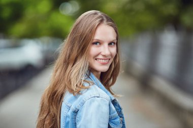 Sarışın kız gülümsüyor.