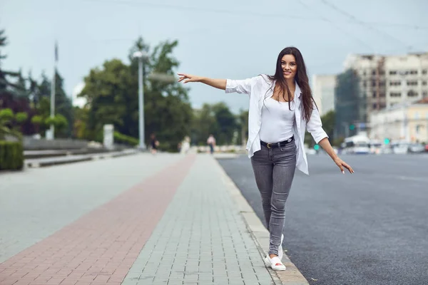 Gyönyörű boldog barna nő mosolyog a szabadban a város utcáján. — Stock Fotó