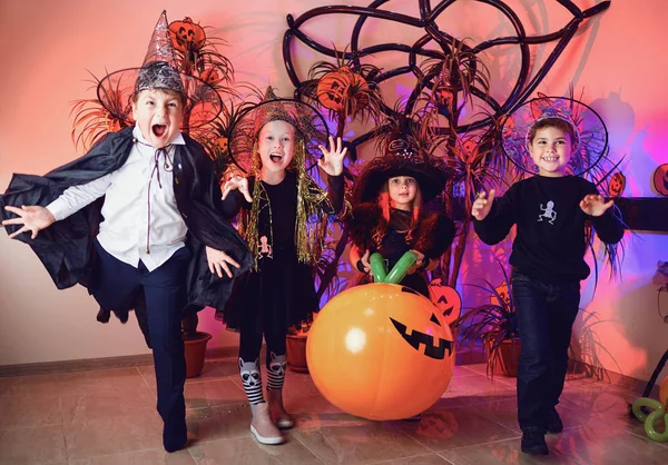 Een groep kinderen in de kostuums op een Halloween vakantie — Stockfoto