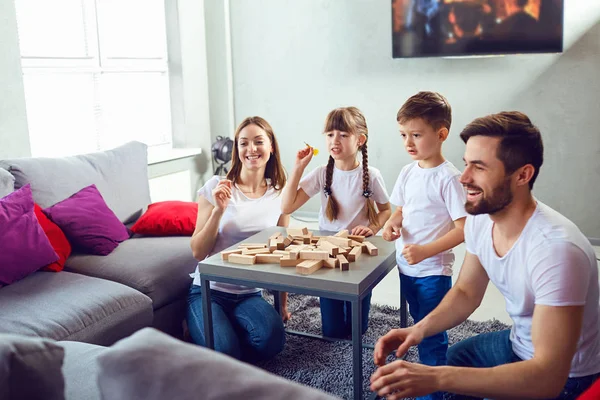 Mère, père et enfants jouent ensemble . — Photo