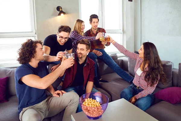 Groep jongeren met een mok van bier. — Stockfoto