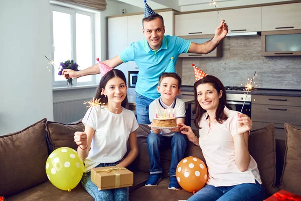 Familia feliz con pastel en fiesta de cumpleaños — Foto de Stock