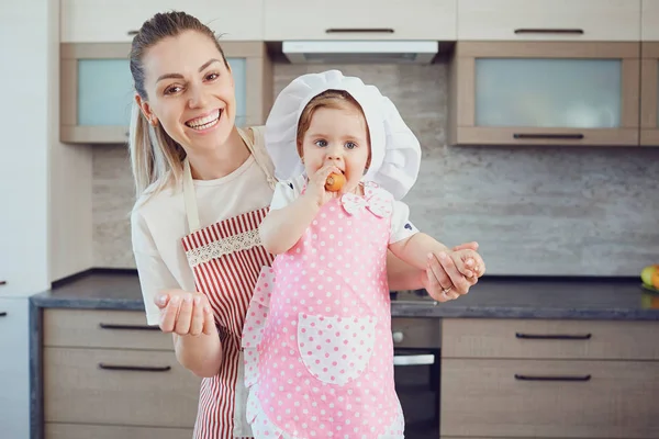 Mère et bébé préparent la nourriture dans la cuisine . — Photo