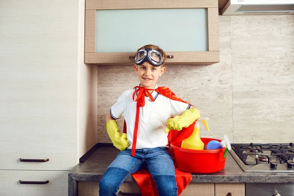Ein Junge in der Küche als Superheld verkleidet — Stockfoto