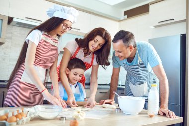 Mutlu bir aile mutfak pişirme hazırlar