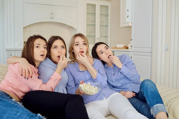 Junge Mädchen fernsehen, Popcorn essen auf der Couch. — Stockfoto