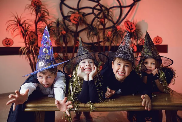 Een groep kinderen in de kostuums op een Halloween vakantie — Stockfoto