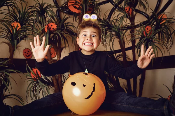 Grappige jongen in een Halloween kostuum — Stockfoto