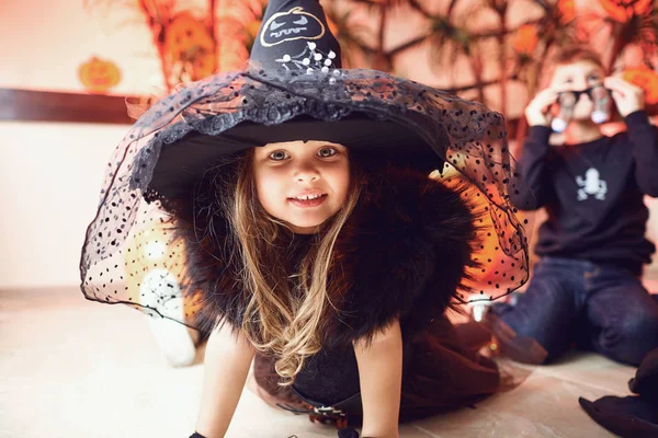 Grappige meisje in een Halloween kostuum — Stockfoto