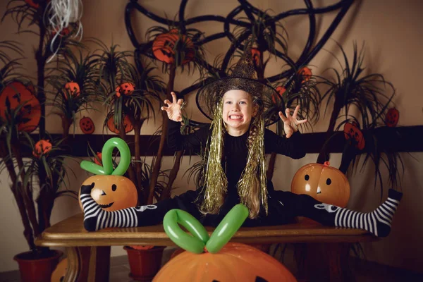 Grappige meisje in een Halloween kostuum — Stockfoto