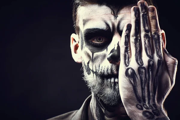 Cadılar Bayramı kafatası makyaj siyah arka plan üzerine adamın yüzünü — Stok fotoğraf