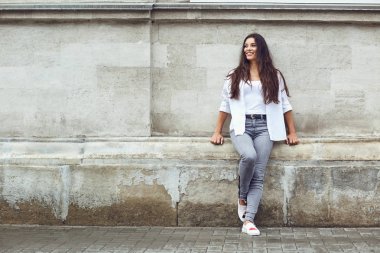 Açık havada gülümseyen güzel mutlu esmer kadın. 