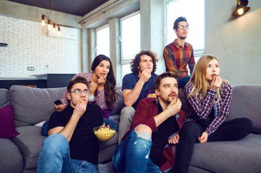 Bir grup arkadaşıyla birlikte pizza wathing yemek odasında tv.