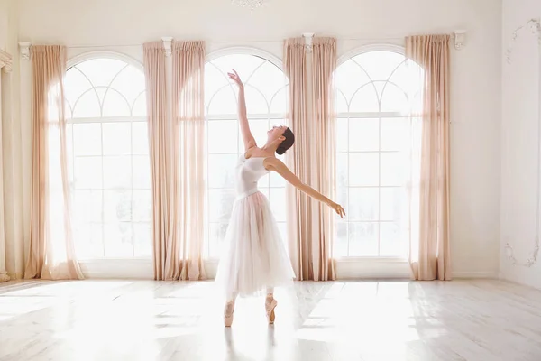 Ballerina tanzt in einem Studio im Hintergrundfenster. — Stockfoto