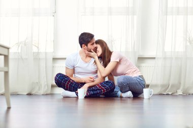 Cama katta sarılma sevgi dolu bir çift.