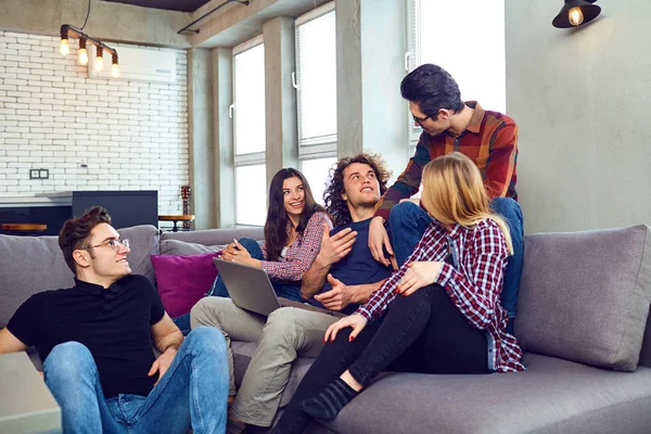 Eine Gruppe junger Leute hat Spaß beim Plaudern bei einem Treffen. — Stockfoto