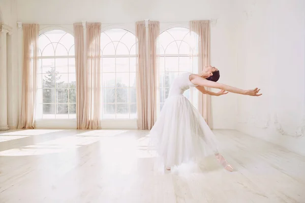 Bailarina dançando em um estúdio na janela de fundo . — Fotografia de Stock