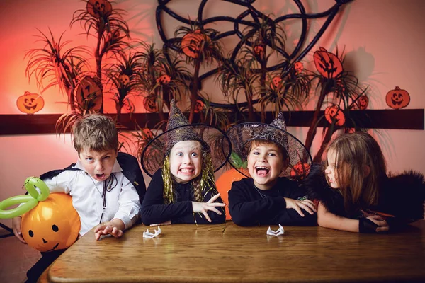 Un gruppo di bambini in costume per una festa di Halloween — Foto Stock