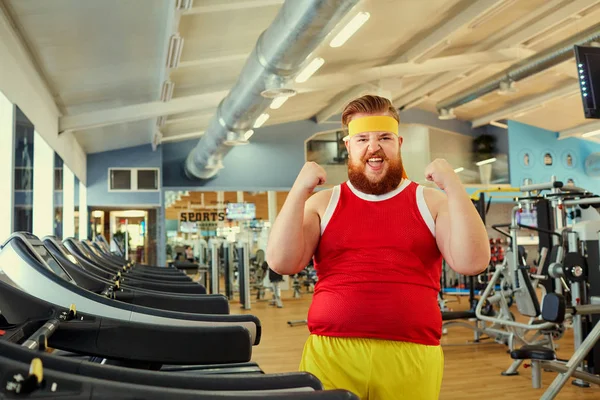 Un gordo divertido haciendo ejercicios en el gimnasio . — Foto de Stock