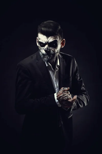 Retrato de hombre con maquillaje de cráneo de Halloween en el backgro negro — Foto de Stock