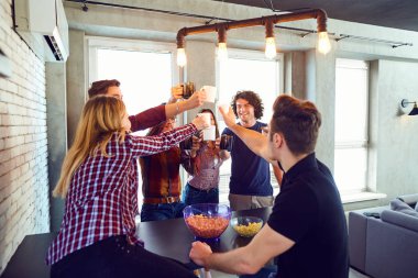 Arkadaşlar ellerini Kupası ile yukarı doğru kaldırdı.