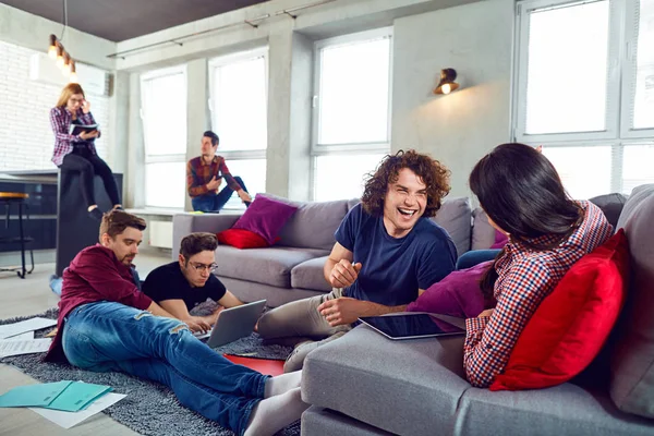 Jonge mensen met elkaar communiceren in de kamer. — Stockfoto