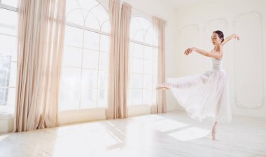 Bir stüdyoda arka camda dans balerin.
