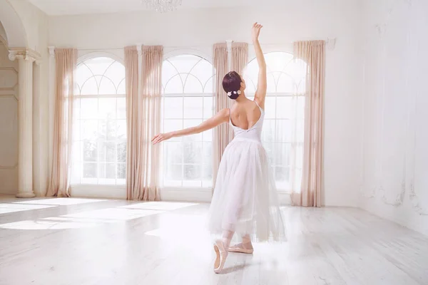 Балерина танцует в студии на заднем окне . — стоковое фото