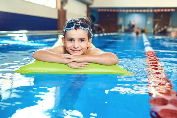 Copilul zâmbind zâmbind la piscină în interior — Fotografie, imagine de stoc