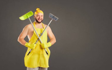 Şişko adamın apronda temizlemek.