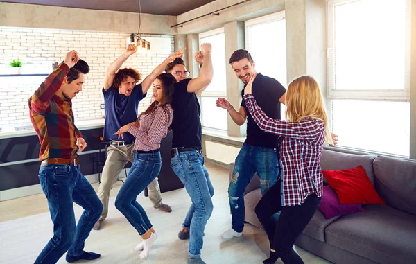 Přátel taneční party studentů v bytě. — Stock fotografie