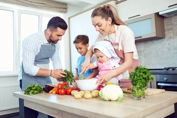 Uma família feliz está se preparando na cozinha . — Fotografia de Stock