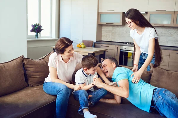 Aile birlikte eğlenceli kanepede çalış.. — Stok fotoğraf