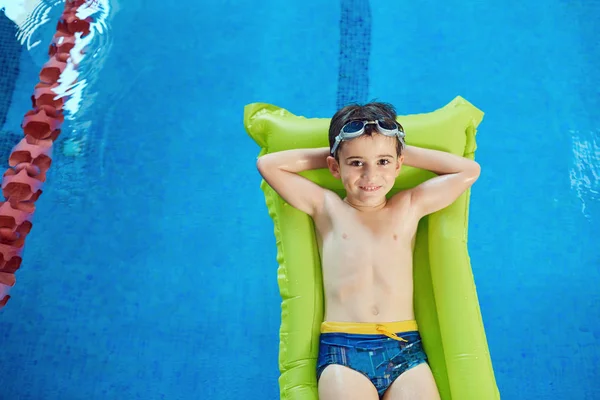 Weinig lachende jongenskind glimlachen bij Zwembad binnen — Stockfoto