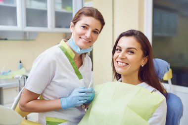 Bir kız ve bir dişçi Diş Kliniği