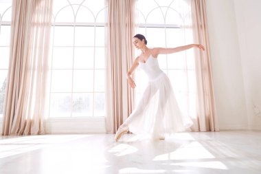 Bir stüdyoda arka camda dans balerin.