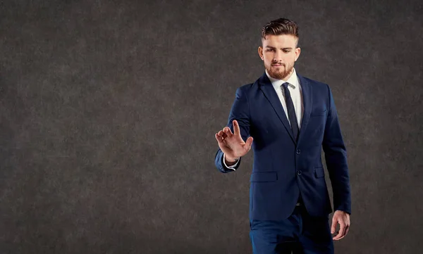 Jovem empresário com barba clique em um ponto . — Fotografia de Stock