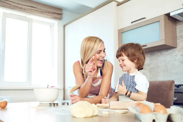 Ibu dan anak memanggang kue di dapur — Stok Foto