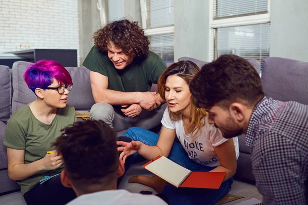 En grupp unga studenter diskuteras inomhus — Stockfoto