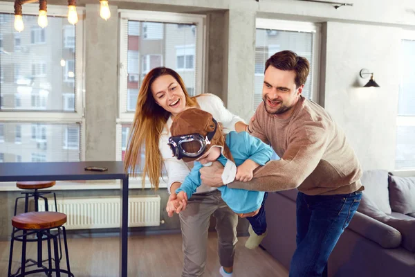 Een gelukkige familie speelt met een kind binnenshuis — Stockfoto