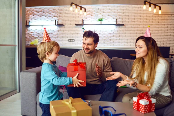 Gelukkige familie met een feestelijke taart vieren van een verjaardag — Stockfoto