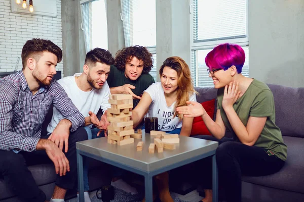 Een groep vrienden spelen spelletjes op de kamer. — Stockfoto