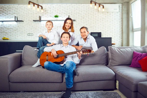 Mutlu aile odasında gitar şarkı şarkıları ile. — Stok fotoğraf