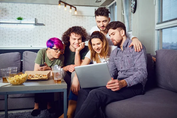 Een groep van vrienden van studenten in vrije tijd met een laptop in een roo — Stockfoto