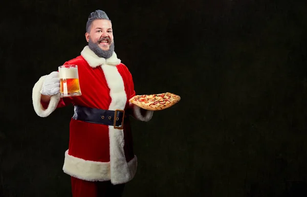 Babbo Natale con pizza e un bicchiere di birra in mano . — Foto Stock