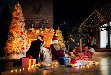 Bir Noel odada bir bebekle mutlu aile.