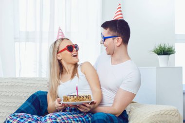 Çift bir pasta ile Doğum gününde Odaya kutladı..