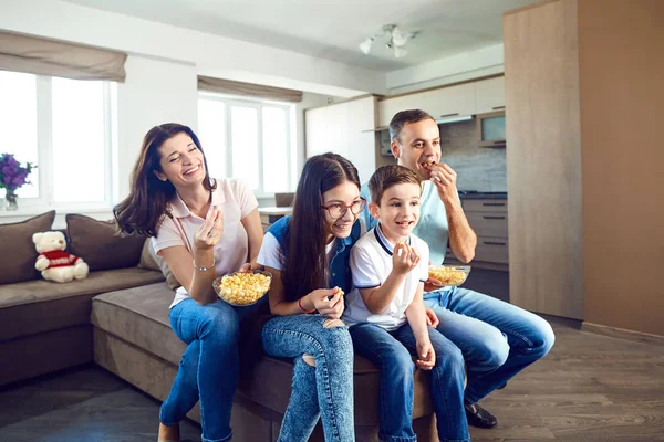 Счастливая семья с удовольствием смотрит телевизор . — стоковое фото